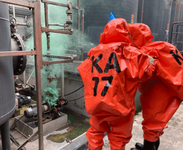 Feuerwehrmänner in Schutzanzügen bekämpfen eine Gefahrenstelle