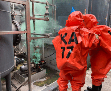 Feuerwehrmänner in Schutzanzügen bekämpfen eine Gefahrenstelle