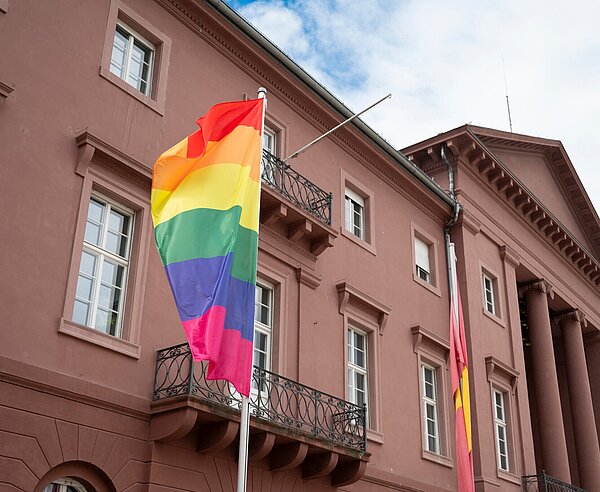Die Regenbogenflagge weht vor dem Rathaus der Stadt Karlsruhe