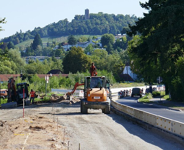 Auf der Badener Straße (B3) finden zwischen Durlach und dem Zündhütle bei Wolfartsweier Arbeiten zur Fahrbahnerneuerung und zur Verbesserung des Radwegs statt. 