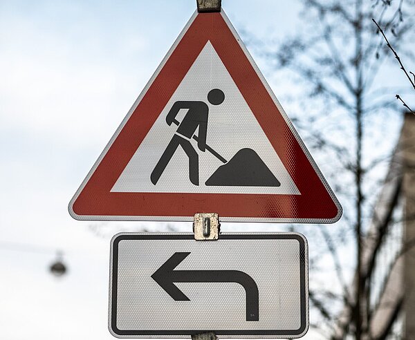 Straßenverkehrsschild Achtung Baustelle