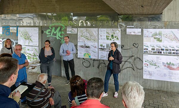 David Reiher-Leibrich und Heike Dederer vom Stadtplanungsamt erläutern die verschiedenen Wettbewerbsentwürfe für den Westbahn-HUB