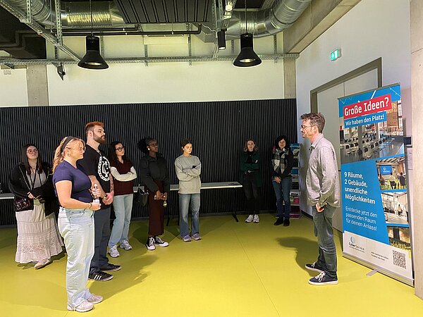 Studierendengruppe aus Nottingham bei einem Vortrag im Rahmen des Besuchsprogramms.