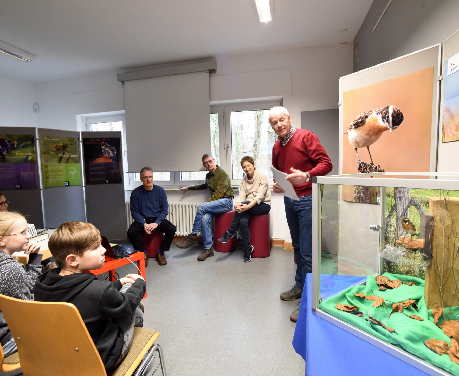 Vogel des Jahres: Artur Bossert vom Naturschutzbund stellt den Daxlandener Grundschülern das Braunkehlchen vor.