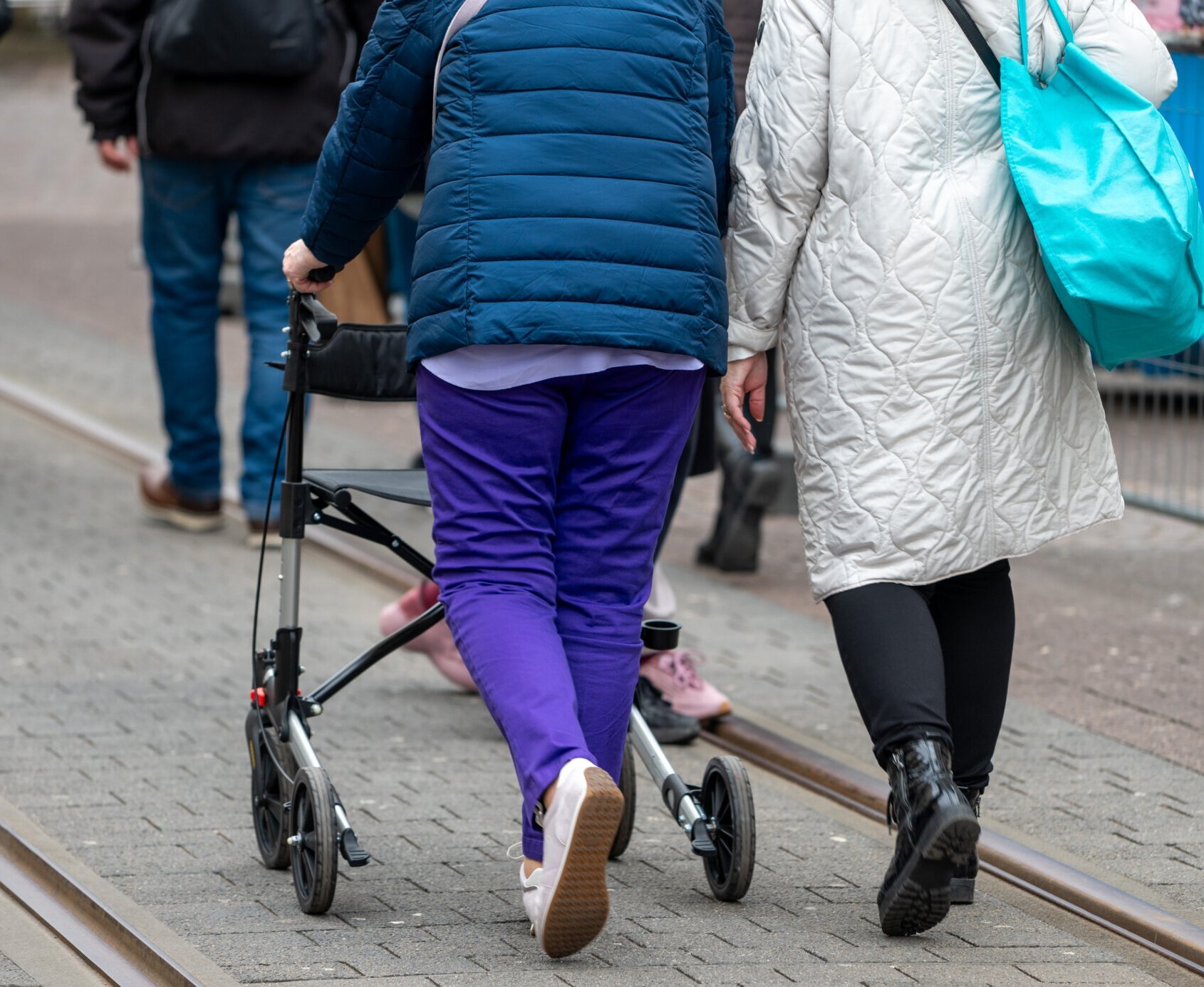 Mensch mit Rollator läuft durch die Innenstadt