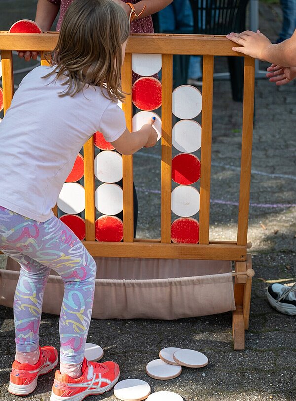 Kinder beim Spielen auf der Straße