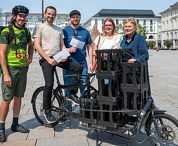 Preisverleihung mit Lastenrad: Peter Bube, Felix Vorreiter, Eugen Nuschny, Nicole Rodach und Prof. Dr. Anke Karmann-Woessner (v.l.). 