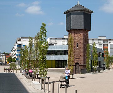 Der Wasserturm im Citypark mit Fußgängern davor