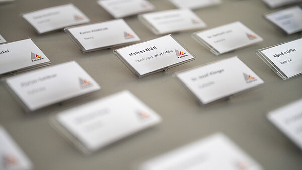 Namensschilder liegen bereit.