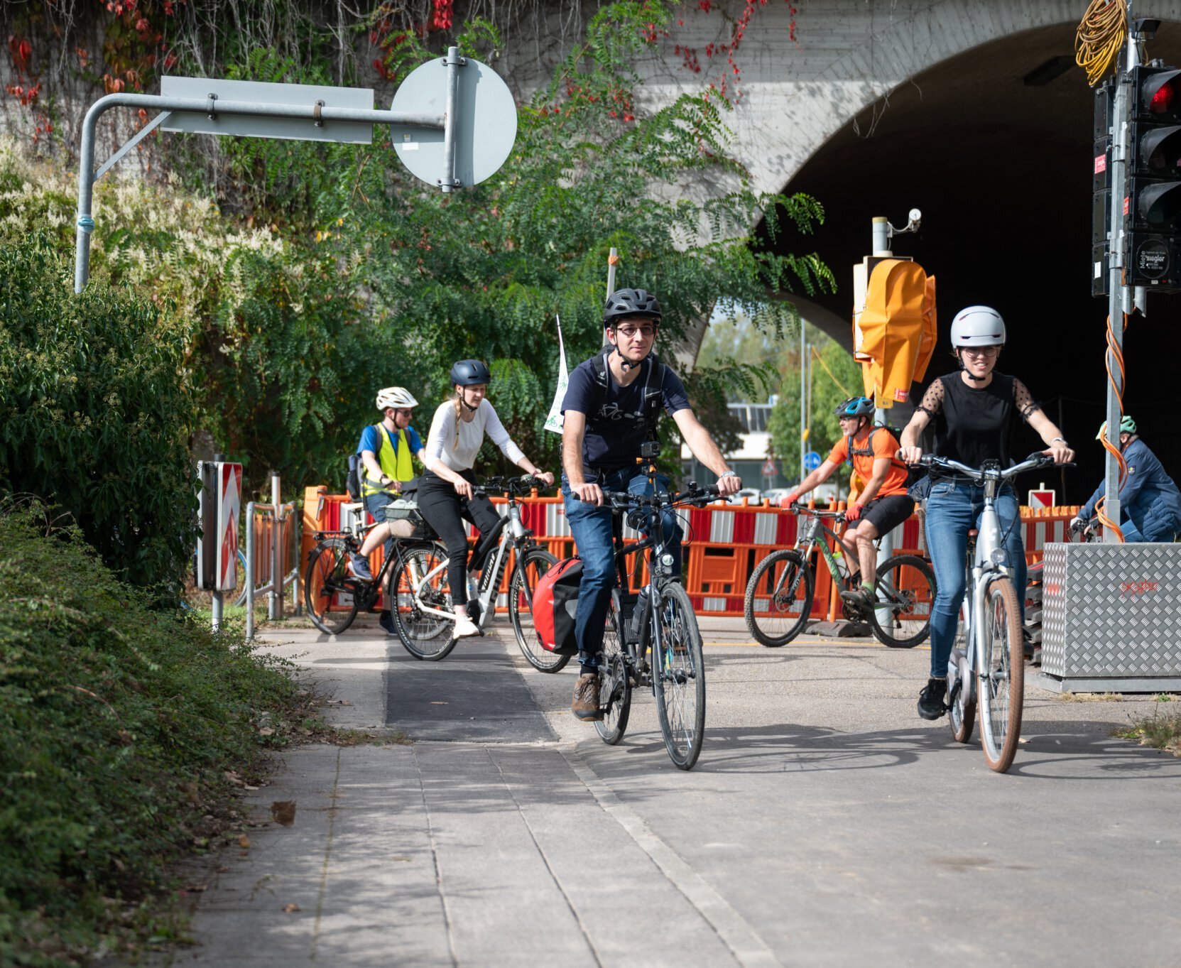 Experten der Radverkehrsschau radeln die Orrostraße entlang.