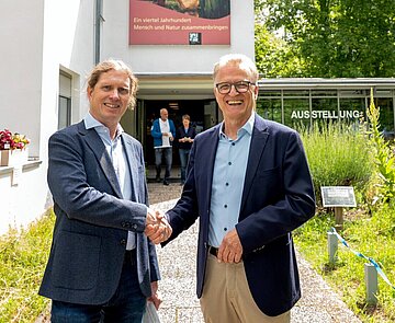 Hartmut Weinrebe zusammen mit  Andreas Wolf bei dessen Verabschiedung vorm Naturschutzzentrum Rappenwört.