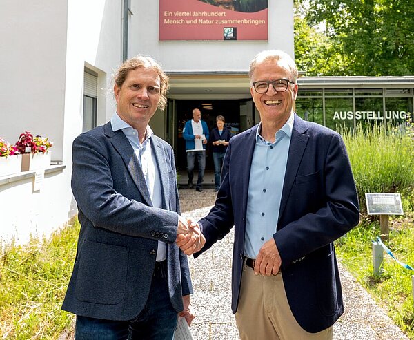 Hartmut Weinrebe zusammen mit  Andreas Wolf bei dessen Verabschiedung vorm Naturschutzzentrum Rappenwört.