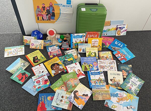 Kinderbücher ausgebreitet auf dem Boden