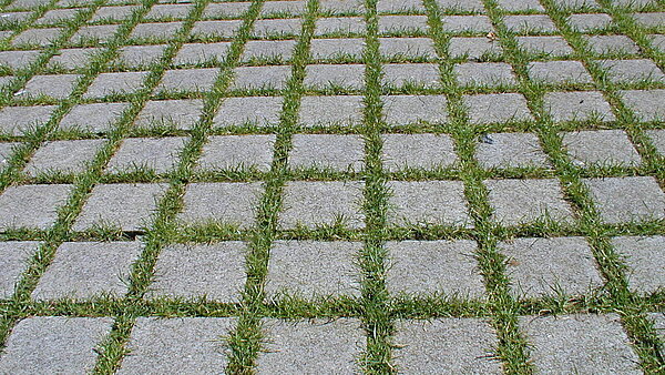 Das Bild zeigt eine Fläche mit versickerungsoffenem Pflaster.