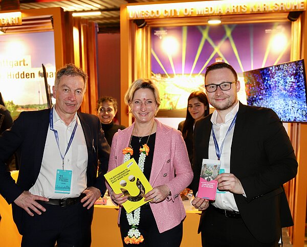 Wirtschaftsministerin Dr. Nicole Hoffmeister-Kraut informierte sich über die Karlsruher Aktivitäten bei Dr. Eberhard Fischer, Leiter der Stabstelle für Außenbeziehungen und Strategisches Marketing (links), und Pascal Rastetter, Geschäftsführer der KTG Karlsruhe Tourismus GmbH.