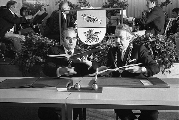 Wettersbachs Bürgermeister Walter Rohrer (l.) und Oberbürgermeister Otto Dullenkopf unterzeichnen am 28. Jubi 1974 den den Eingemeindungsvertrag. 