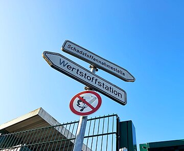 Beschilderung zur Schadstoffannahmestelle und zur Wertstoffstation