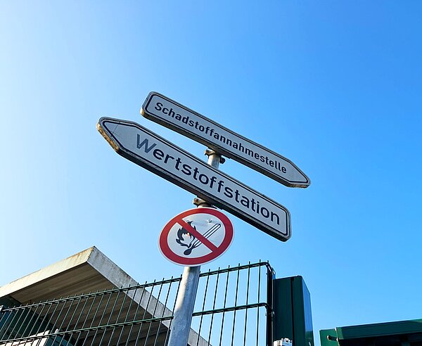Beschilderung zur Schadstoffannahmestelle und zur Wertstoffstation