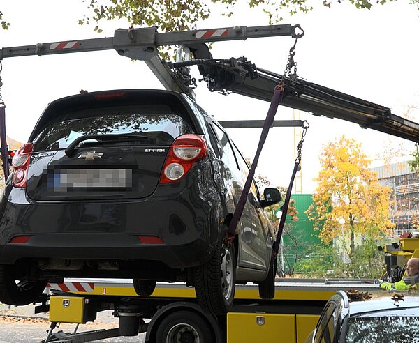 Bereits am Haken: Ein Fahrzeug wird vom Carsharing-Parkplatz abgeschleppt. Die Halterin konnte in dieserSituation ihr Auto noch vor dem Abtransport wieder in in Empfang nehmen.
