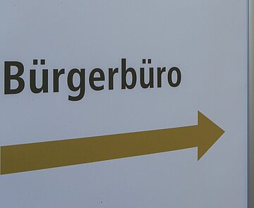 Schild mit Pfeil zum Bürgerbüro