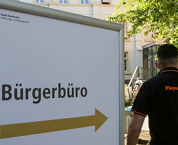 Schild mit Pfeil zum Bürgerbüro