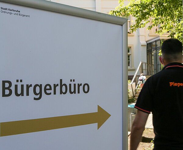 Schild mit Pfeil zum Bürgerbüro