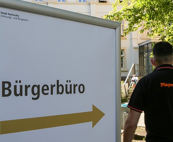 Schild mit Pfeil zum Bürgerbüro