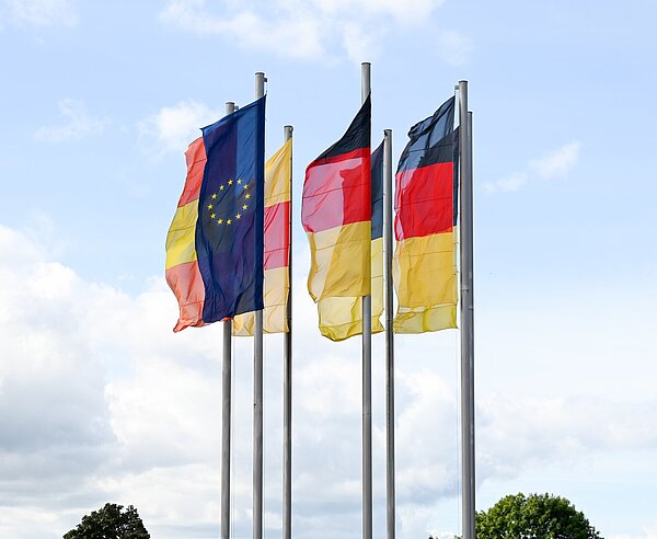 Fahnen wehen im Wind
