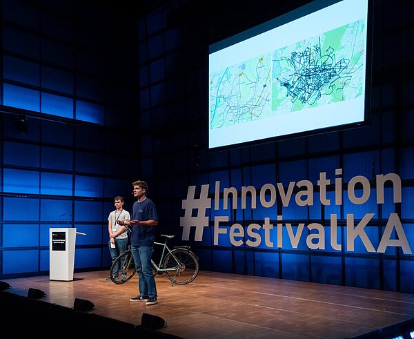 Innovation kennt kein Alter, das bewiesen die Sieger des Bundeswettbe-werbs „Jugend forscht“ beim InnovationFestival @karlsruhe.digital