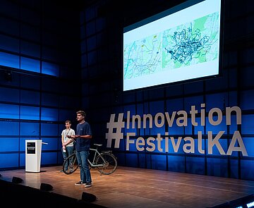 Innovation kennt kein Alter, das bewiesen die Sieger des Bundeswettbe-werbs „Jugend forscht“ beim InnovationFestival @karlsruhe.digital