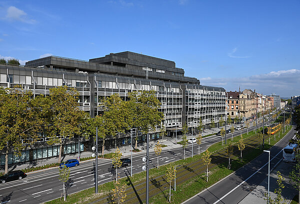 Blick auf die begrünte Kriegsstraße