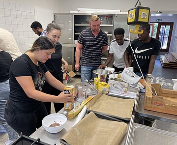 Städtische Auszubildende kochen gemeinsam beim "Blick über den Tellerrand".