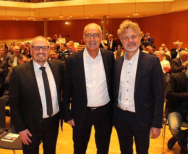 Verabschiedung des Neureuter Ortsvorstehers Achim Weinbrecht (m.) und Einführung ´seines Nachfolgers Thomas Jäger (l.)  durch OB Mentrup 