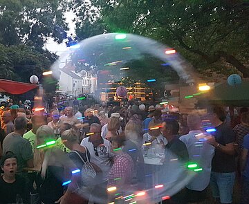 Menschenmenge auf einem Platz