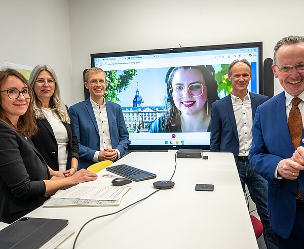 Stellten den neuen Videochat mit dem digitalen Bürgerbüro vor: Jasmin Wickersheim, Britta Heck, Matthias Günzel, Markus Losert und Bürgermeister Dr. Albert Käuflein (von links)
