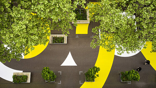 Draufsicht auf die Bodenbemalung im Passagehof mit Bepflanzung