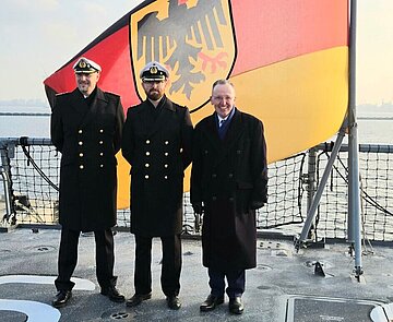 Neuer Kapitän auf der KARLSRUHE: Markus Jonas (Mitte) mit Geschwaderkommandeur Tippner und BM Käuflein. Foto: HA/Wilhelm 