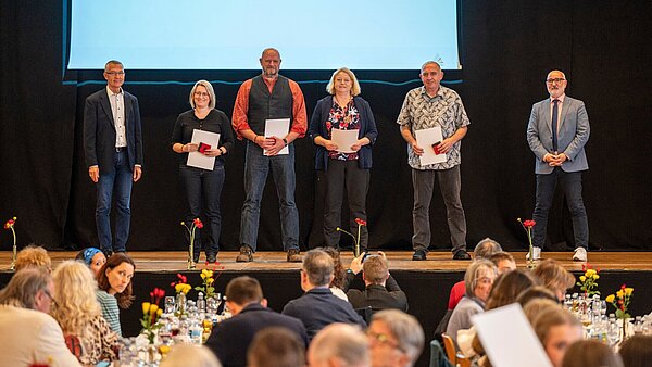 Sara Schäfer (GSV Karlsruhe), Volker Lechner und Nicole Lechner (beide Schützenclub Mühlburg)  und Anton Rössner (SSV Daxlanden, v.l.) erhielten für ihre herausragenden Erfolge im Sportschießen von Bürgermeister Martin Lenz (l.)  die Sportmedaillen der Stadt.