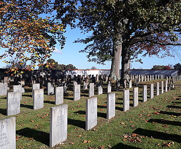 Dieses Bild zeigt Grabsteine auf dem Friedhof Gurs.