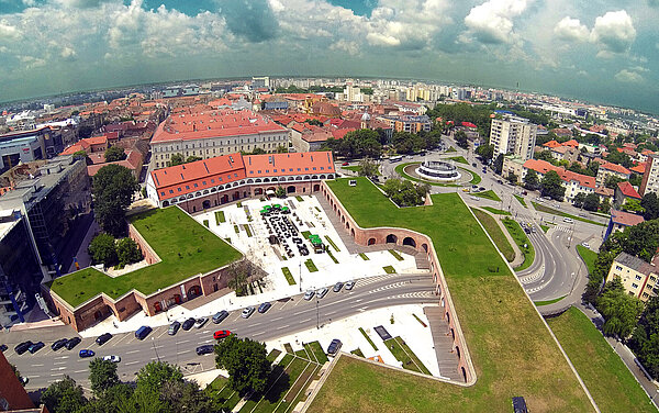 Blick von oben auf die Maria-Theresia-Bastion, eine denkmalgeschützte historische Festungsanlage.