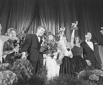 V. l. n. r. mit ihren Bambis in den Händen auf der Bühne in der Schwarzwaldhalle stehend: Heinz Rühmann, Paula Wessely, Götz George, Loni von Friedl u.a.