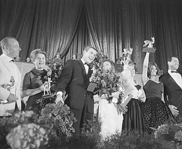 V. l. n. r. mit ihren Bambis in den Händen auf der Bühne in der Schwarzwaldhalle stehend: Heinz Rühmann, Paula Wessely, Götz George, Loni von Friedl u.a.
