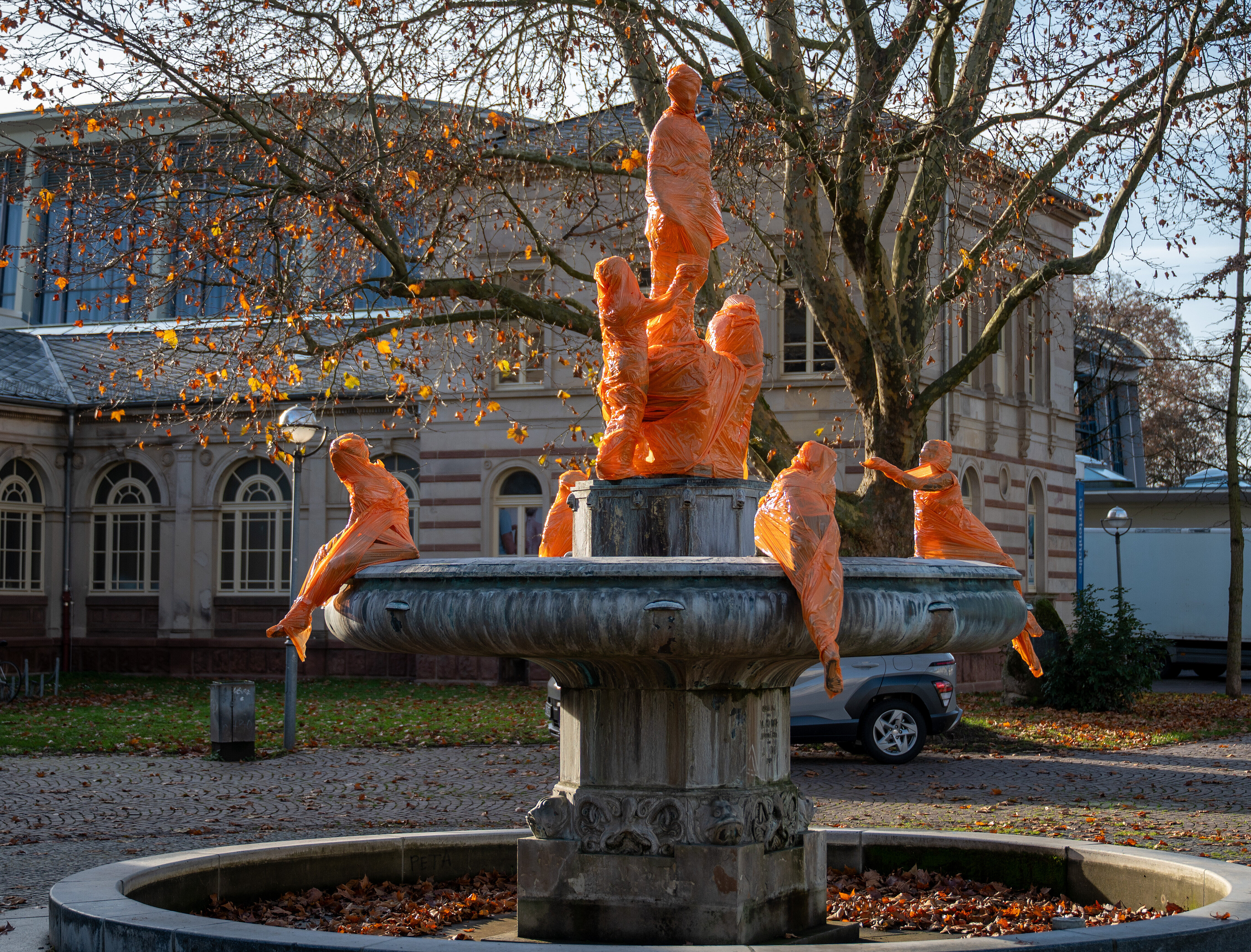 Skulpturen am Festplatz in orange farbener Folie