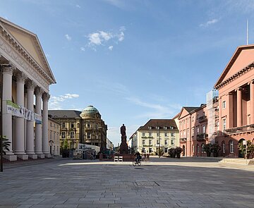 Marktplatz  mit Stadtkirche und Rathaus bei gutem Wetter mit Blick Richtung Süden