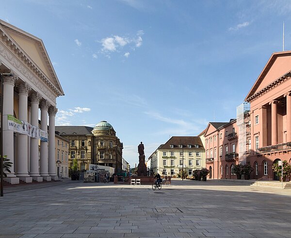 Marktplatz  mit Stadtkirche und Rathaus bei gutem Wetter mit Blick Richtung Süden