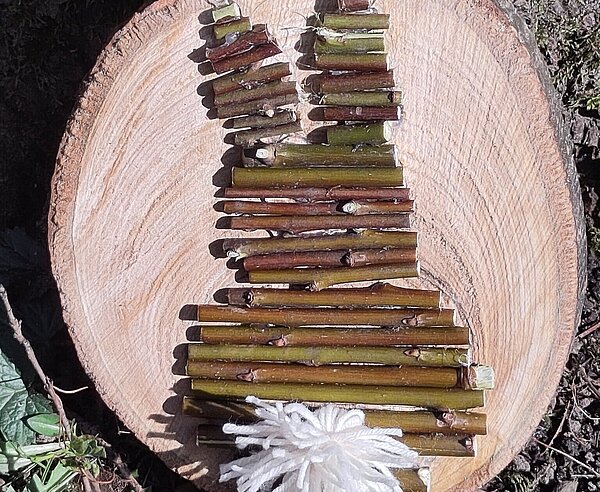 Bei der Waldpädagogik kann Osterdeko aus Holz gebastelt werden.