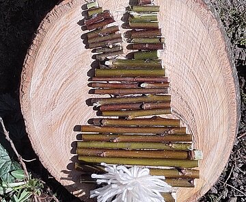 Bei der Waldpädagogik kann Osterdeko aus Holz gebastelt werden.