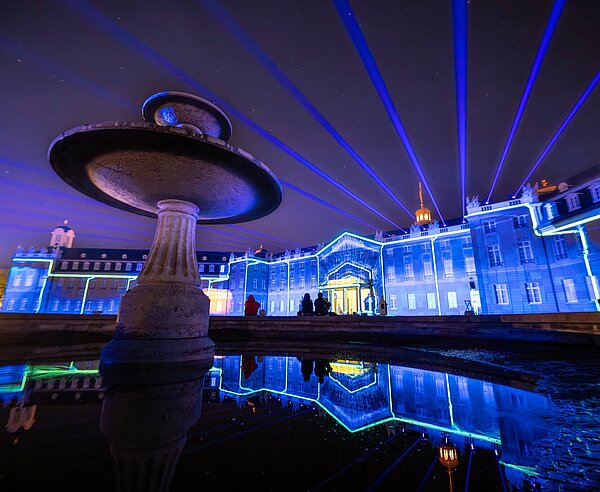 Blick auf das bepsielte Karlsruher Schloss bei Nacht während der Schlosslichtspiele 2024.