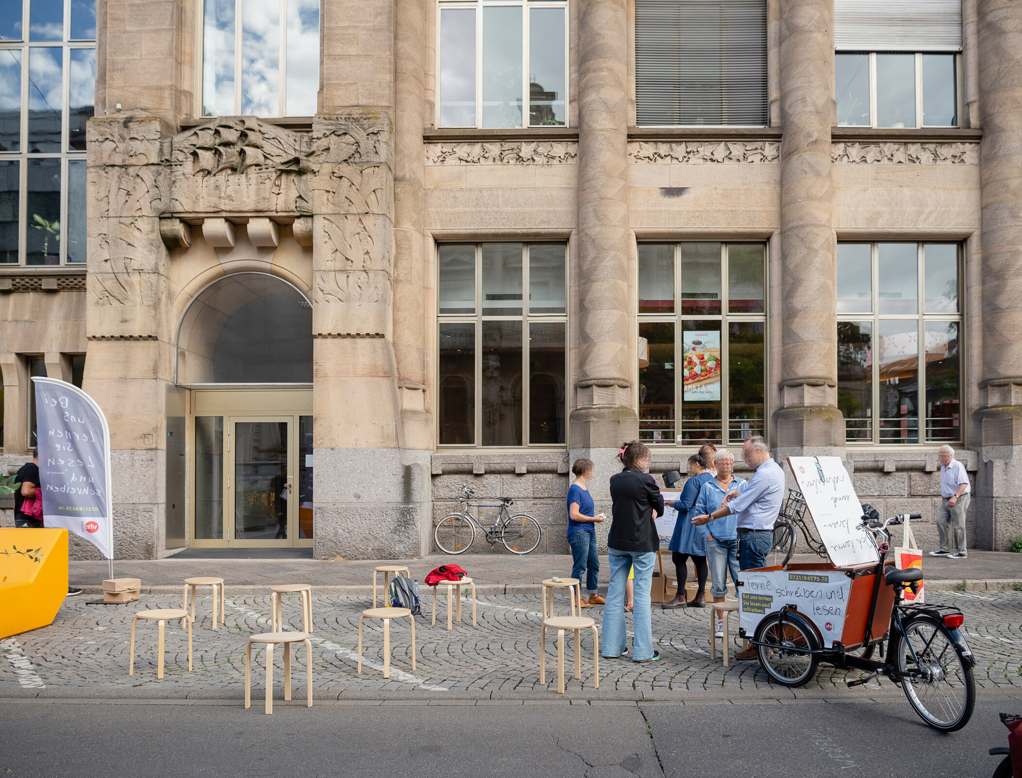 Mehrere Personen unterhalten sich