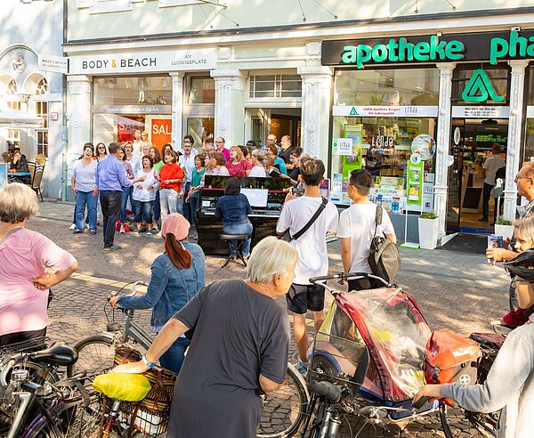 „Spiel mich-Yes we Jam“-Klavieraktion mit Chören am Ludwigsplatz.